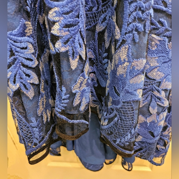 BELLE BADGLEY MISHKA SANDRINE FLORAL V-NECK, SLEEVELESS EMBROIDERY DRESS - Picture 5 of 13